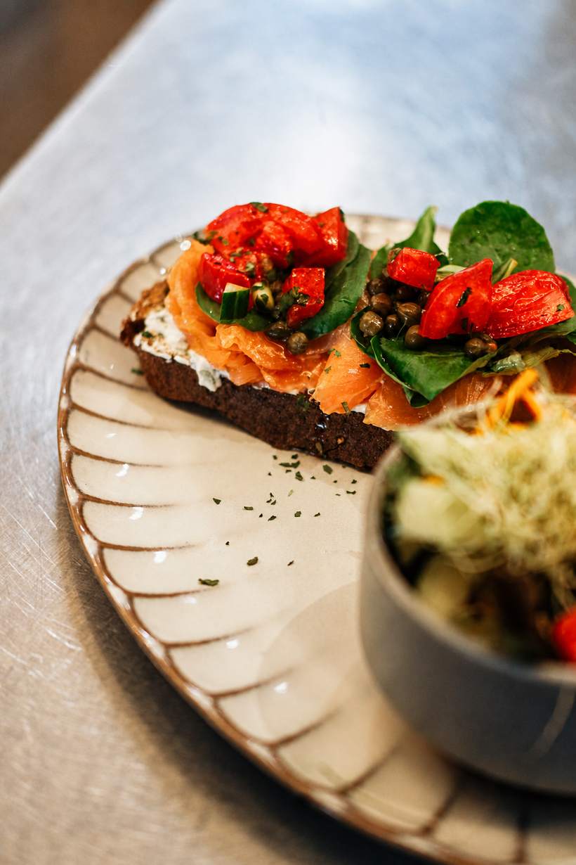 Gerecht met gerookte zalm in de lunchbar van K